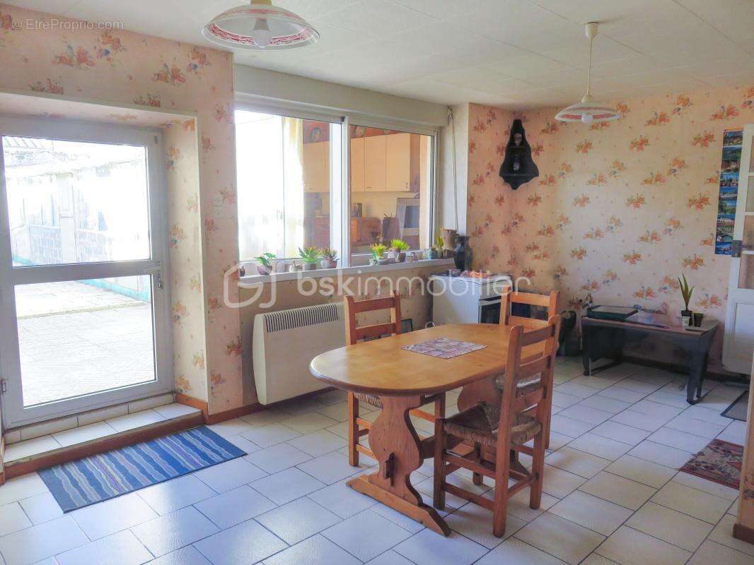 Maison de ville familiale avec cour – 4 chambres + bureau – proche centre-ville - photo 4