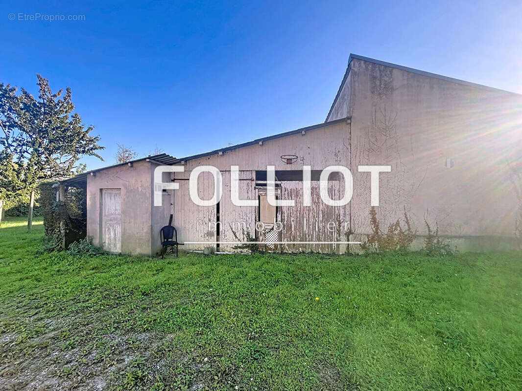 ACHAT/VENTE OUISTREHAM - Terrain constructible de 467 m² avec garages et hanger - photo 8