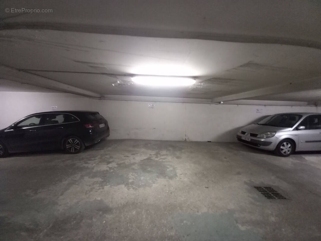 Parking à PARIS-18E