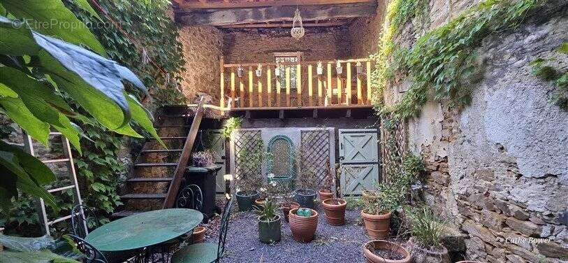À vendre : maison de 2 chambres avec cour enchantée à Bellac (87) - photo 1