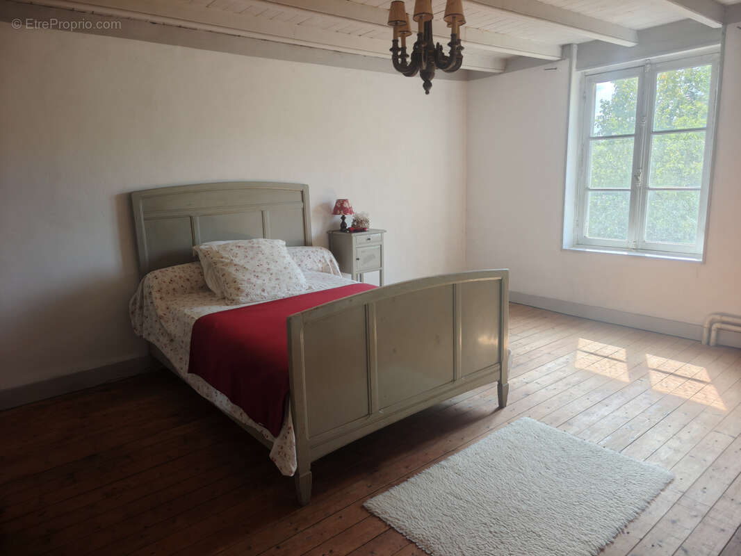 Maison de 205 m2 - 7 pièces avec 4 chambres - Dépendances - photo 9