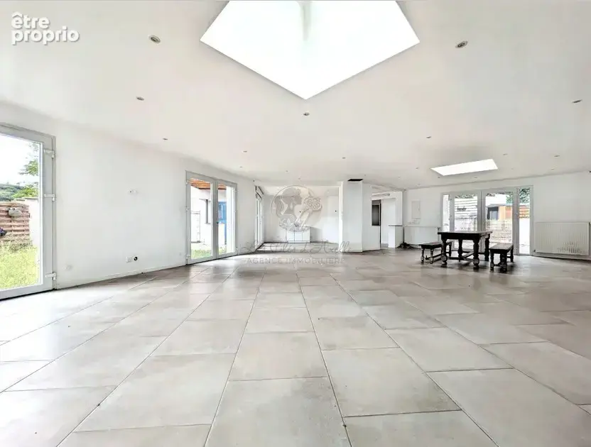 Maison de 160 m2 avec bureaux et locaux de stockage attenants de 110 m2 à Saint-Genis-Laval - photo 3