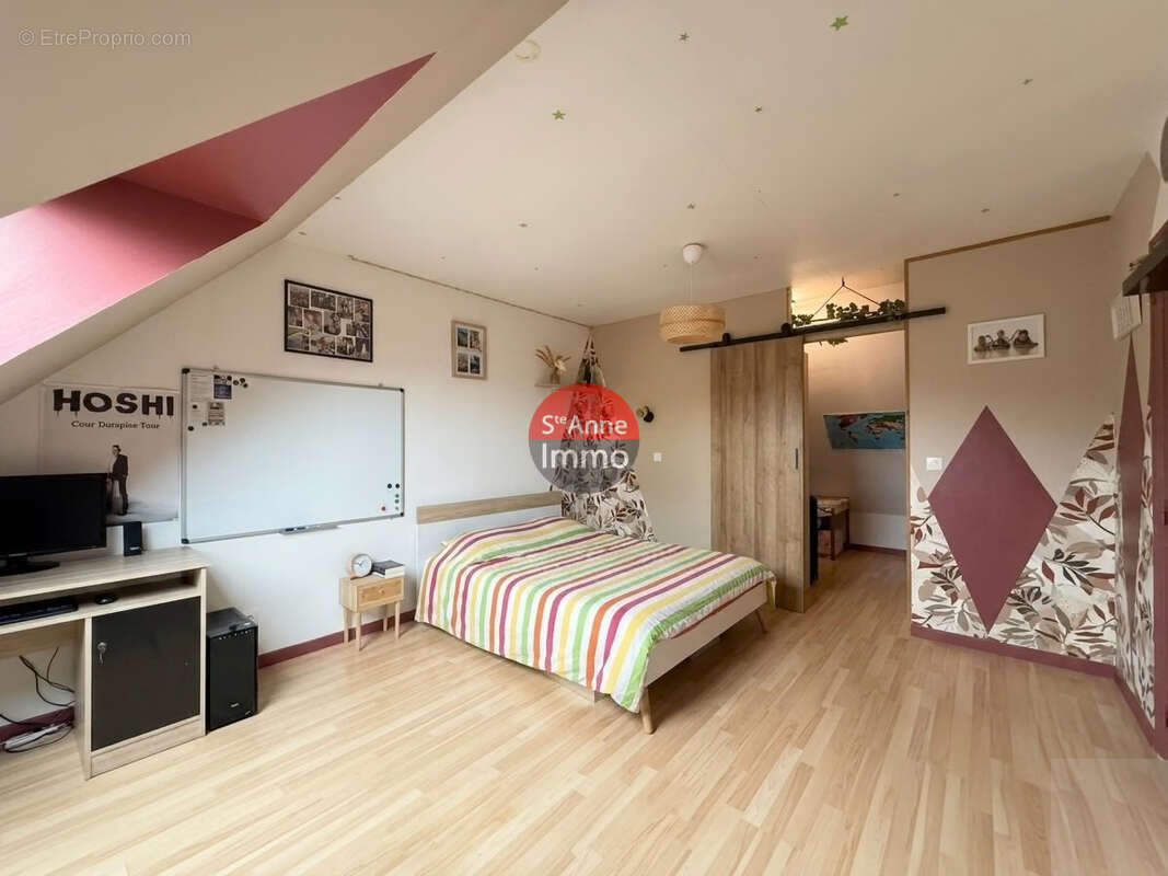 Guerbigny - 140m2 - maison individuelle - 4 chambres - 2 salle de bains - jardin - cour - terrasses - photo 17