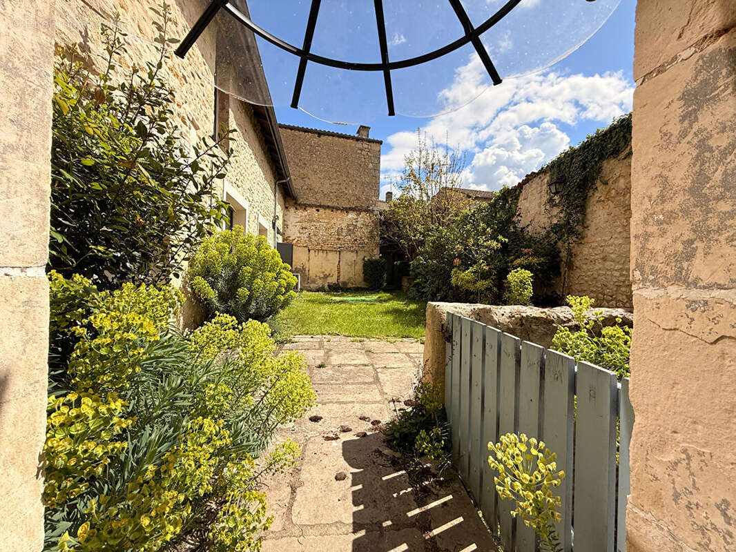 Maison à SAINT-JULIEN-L&#039;ARS