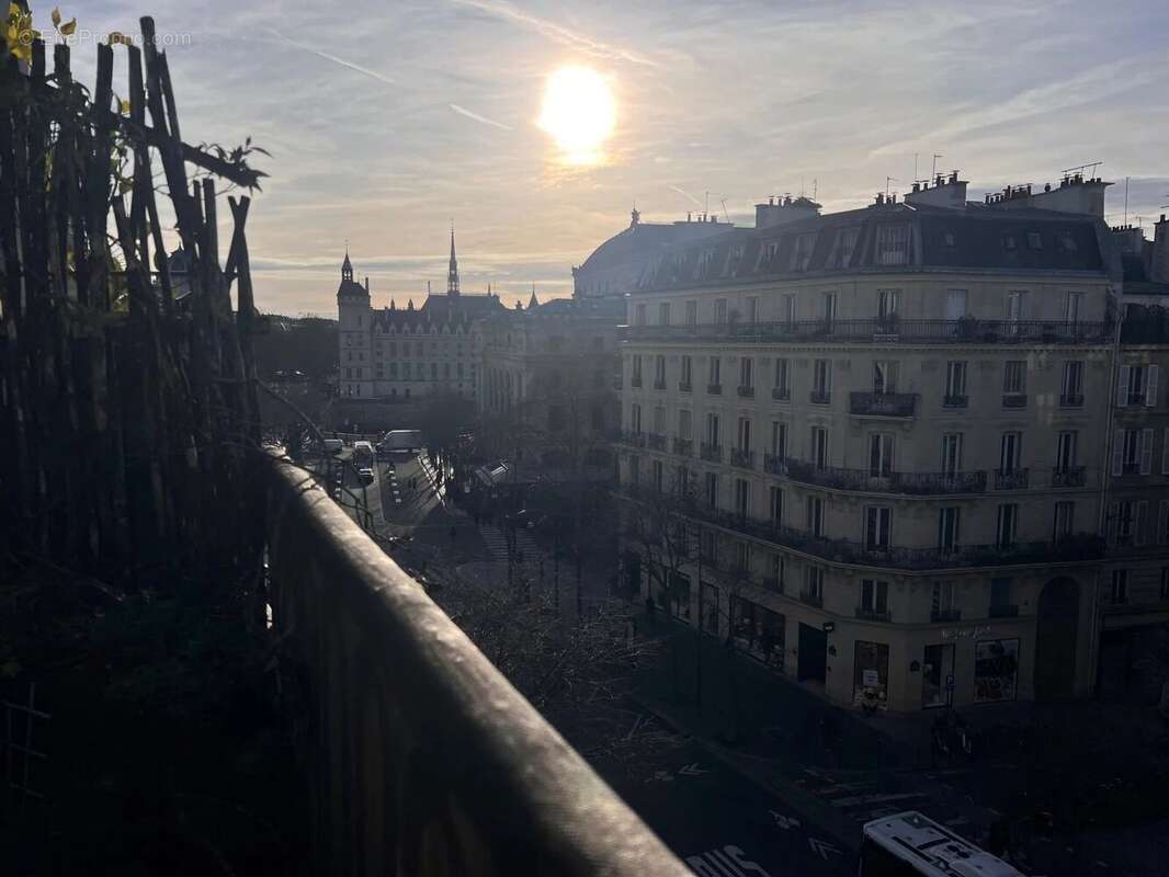 Appartement à PARIS-1E