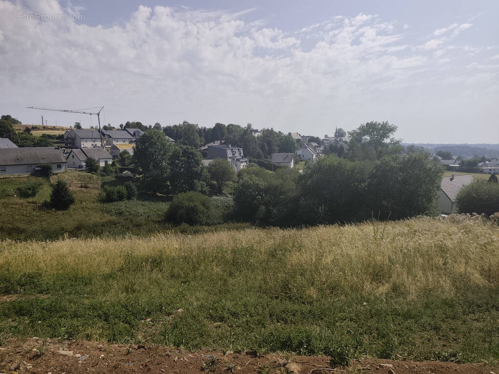 Terrain à LA TOUR-D'AUVERGNE