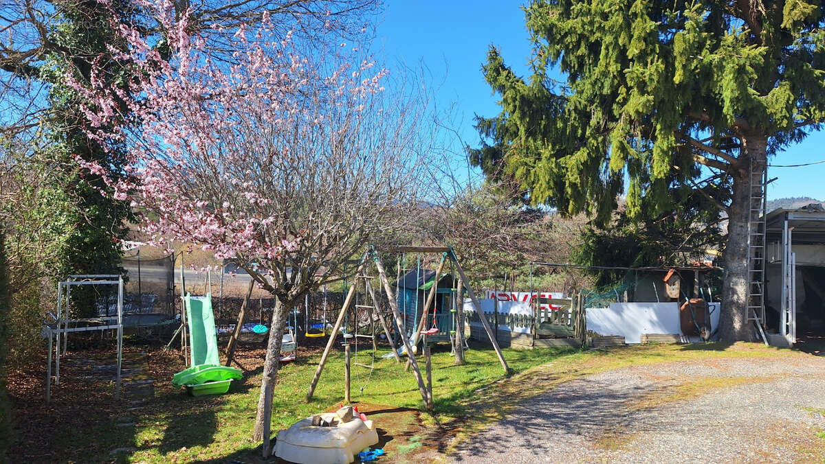 Maison à SAINT-GENES-CHAMPANELLE