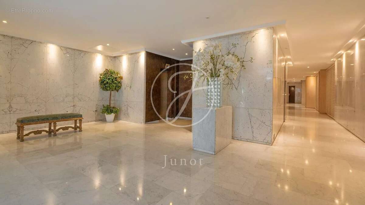 Appartement à PARIS-8E