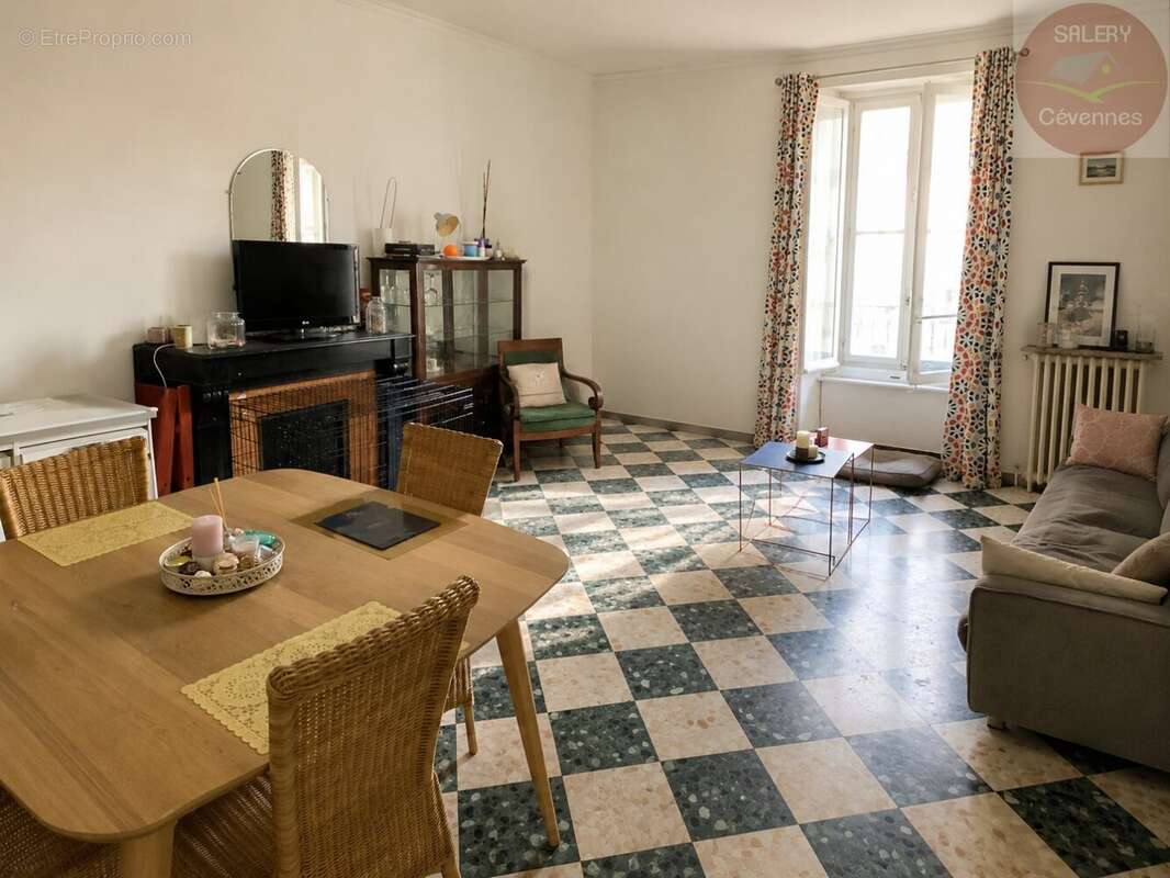 Maison en pierre de 1880 avec ses moulures au plafond - photo 3