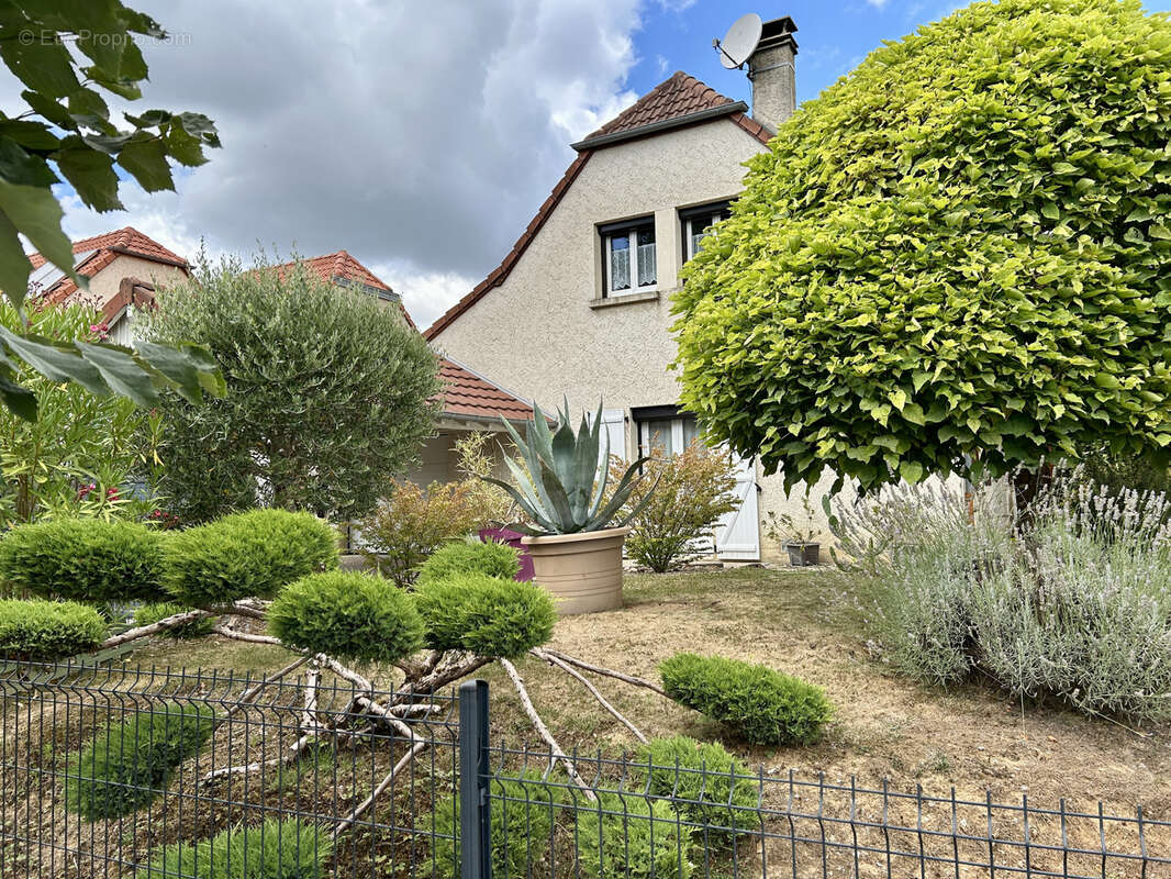 Maison à SAINT-PANTALEON-DE-LARCHE