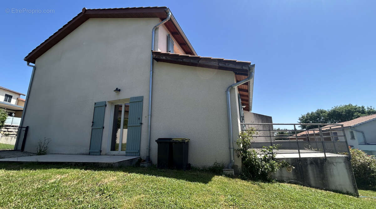 ANSE : Villa familiale alliant confort, modernité et emplacement privilégié ! - photo 4