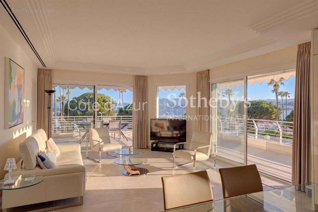 Cannes Croisette, appartement avec terrasse de 55 m², vue mer, garage et chambre de service - photo 4