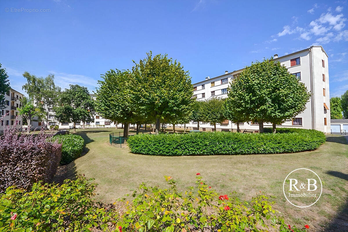 Appartement à LES CLAYES-SOUS-BOIS