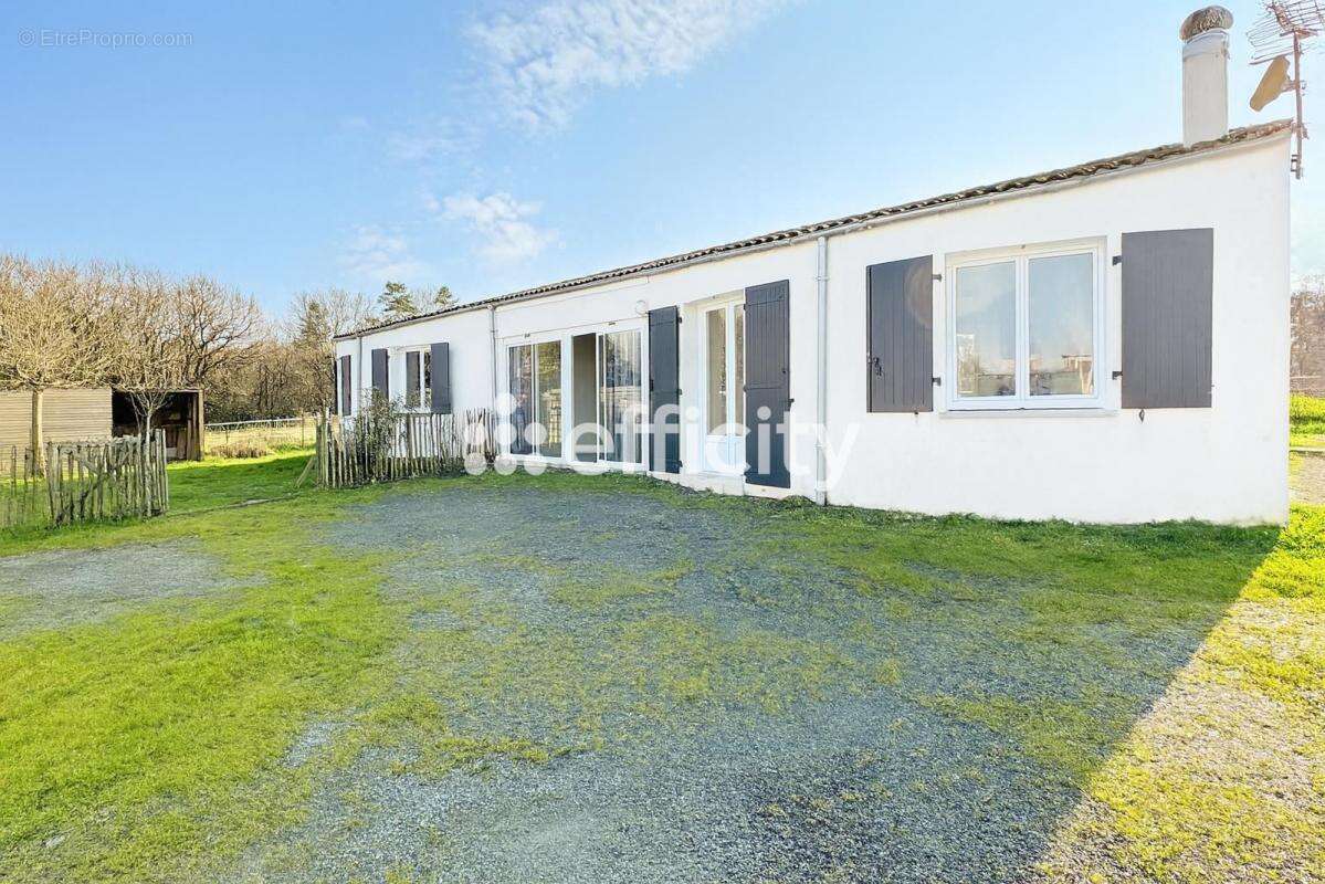 Maison à CHAILLEVETTE