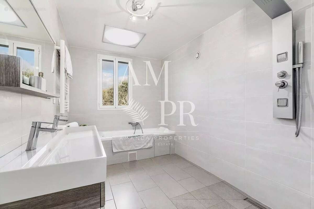 Sur les hauteurs de Cannes cette villa vue mer de 265m2 - photo 17