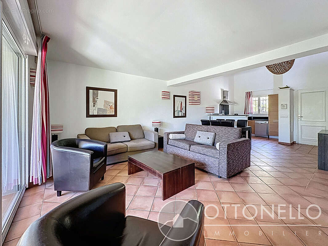 Maison à ROQUEBRUNE-SUR-ARGENS