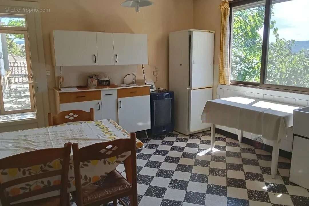 Grande maison de village avec cour et garage. - photo 4