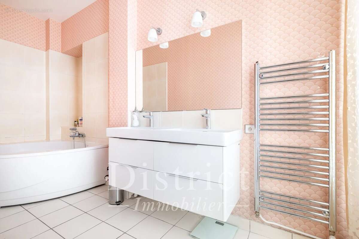 Appartement à PARIS-17E