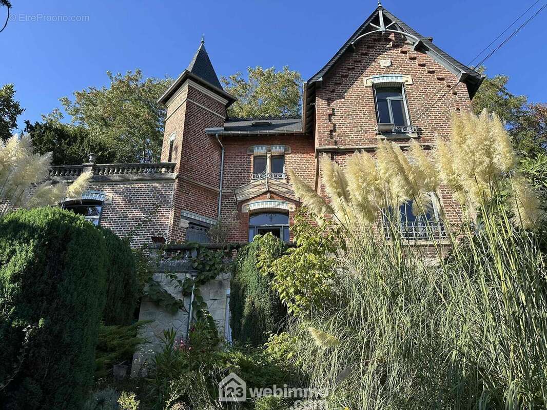 D'une surface habitable de 187 m² - Maison à LAON