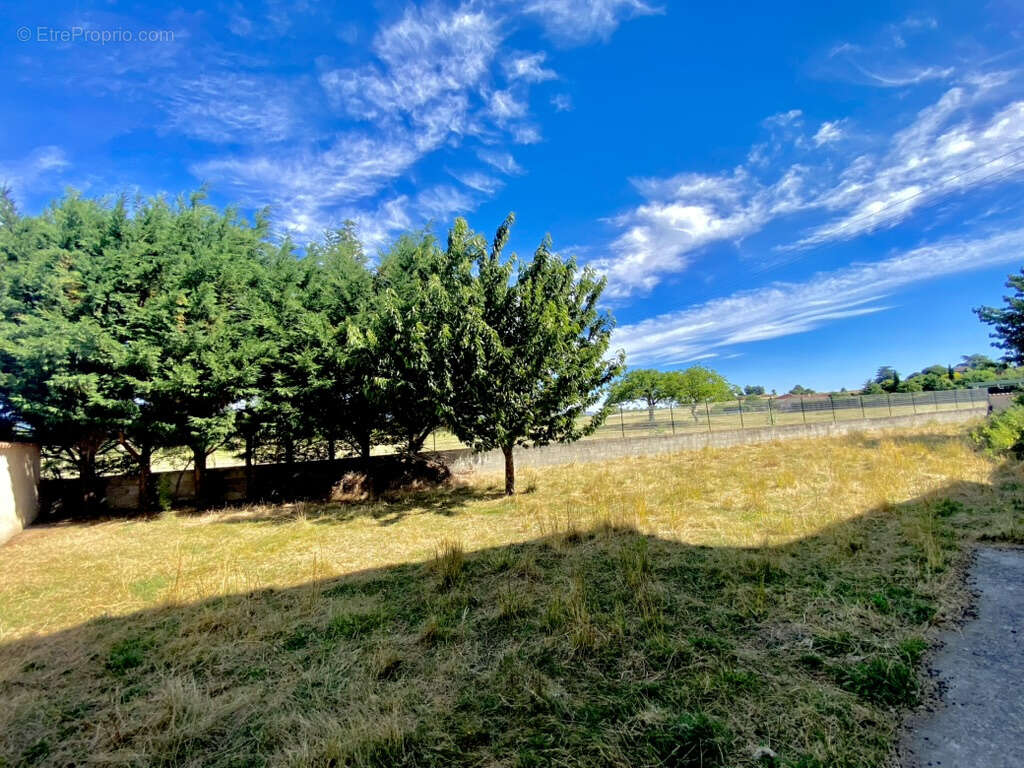 Maison de charme à un fort potentiel d'environ 85 m2 avec 591 m2 de terrain à Ardoix... - photo 2