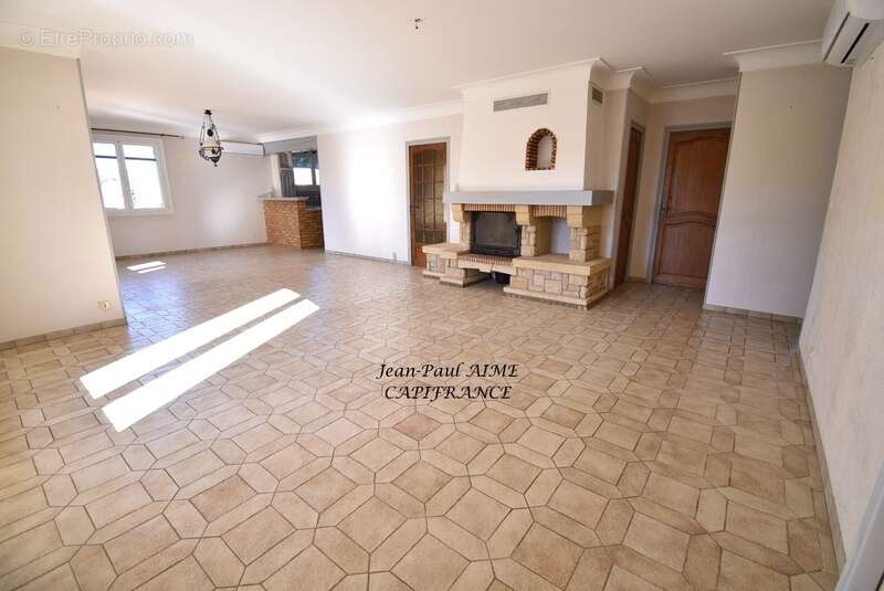 Maison à SAINT-JULIEN-DE-PEYROLAS