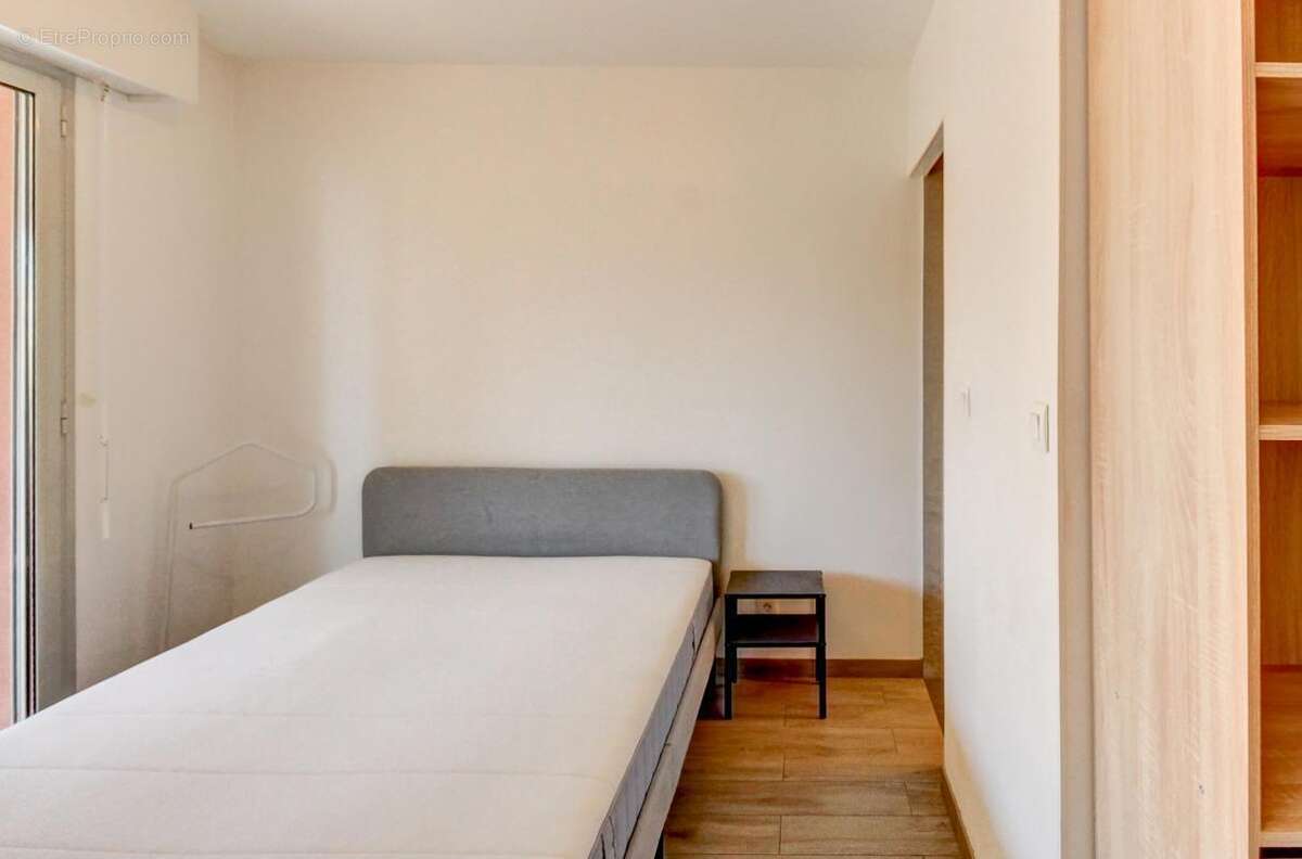Appartement à SAINT-LAURENT-DU-VAR
