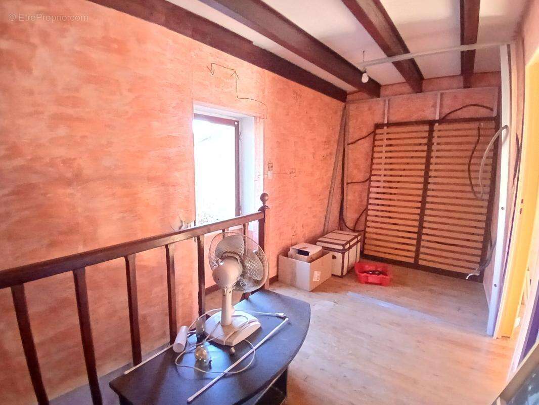 Maison à MONTMOREAU-SAINT-CYBARD