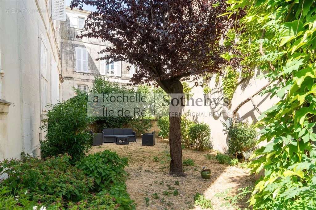 Un vrai citadin proche du port et de ses rues commerçantes, à la - photo 16