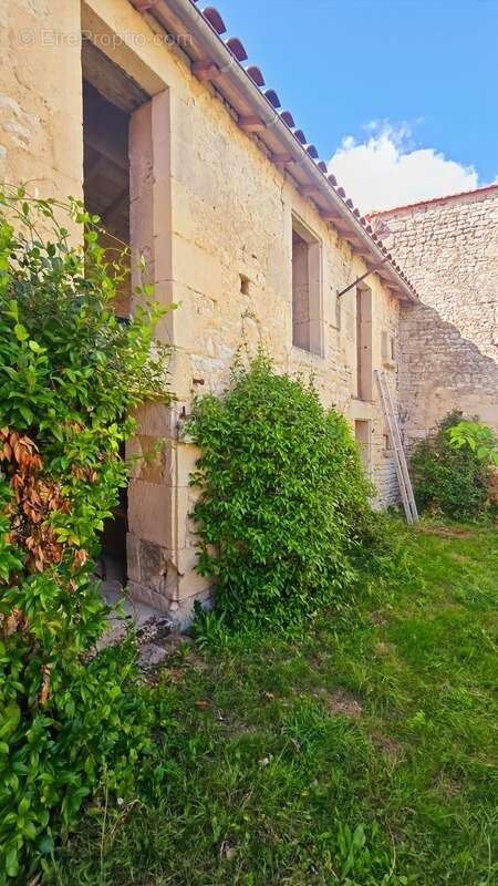 Maison de caractère à vendre 4 pièces VARAIZE (17) AVEC DEPENDANCES, GRANGES - photo 19