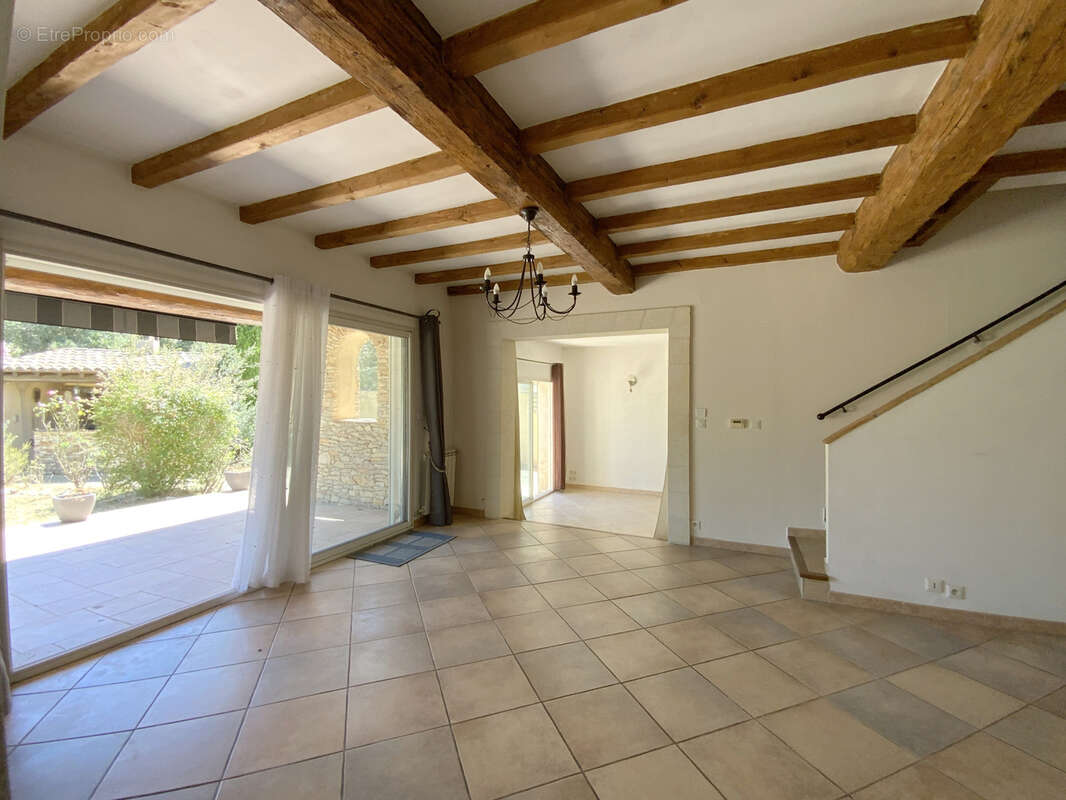 Charmante maison spacieuse avec terrain arboré et piscine. - photo 4
