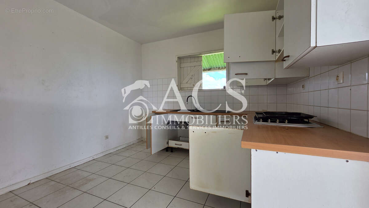 A vendre Charmante maison T4 avec piscine, jardin et grand garage à SAINT-JOSEPH - photo 6