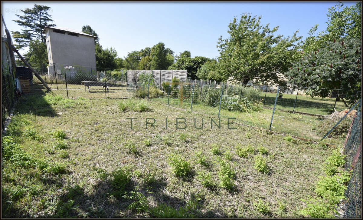 Maison de ville à rénover avec jardin   Le Passage, à deux pas de la passerelle - photo 3
