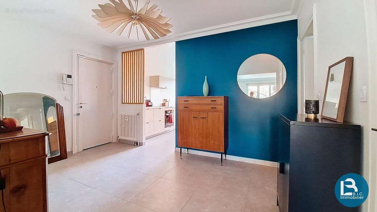 Hall traversant séjour cuisine  - Appartement à LYON-7E