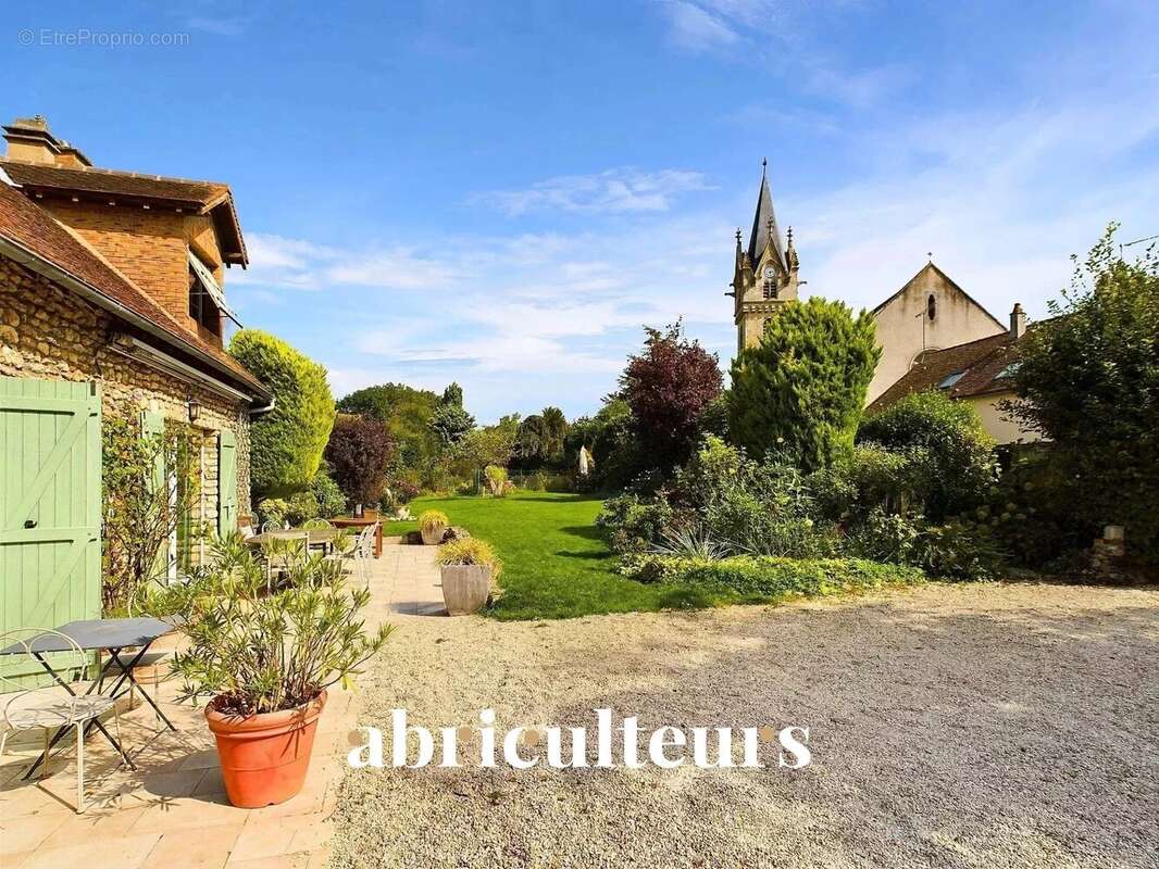 Maison à MONDONVILLE-SAINT-JEAN