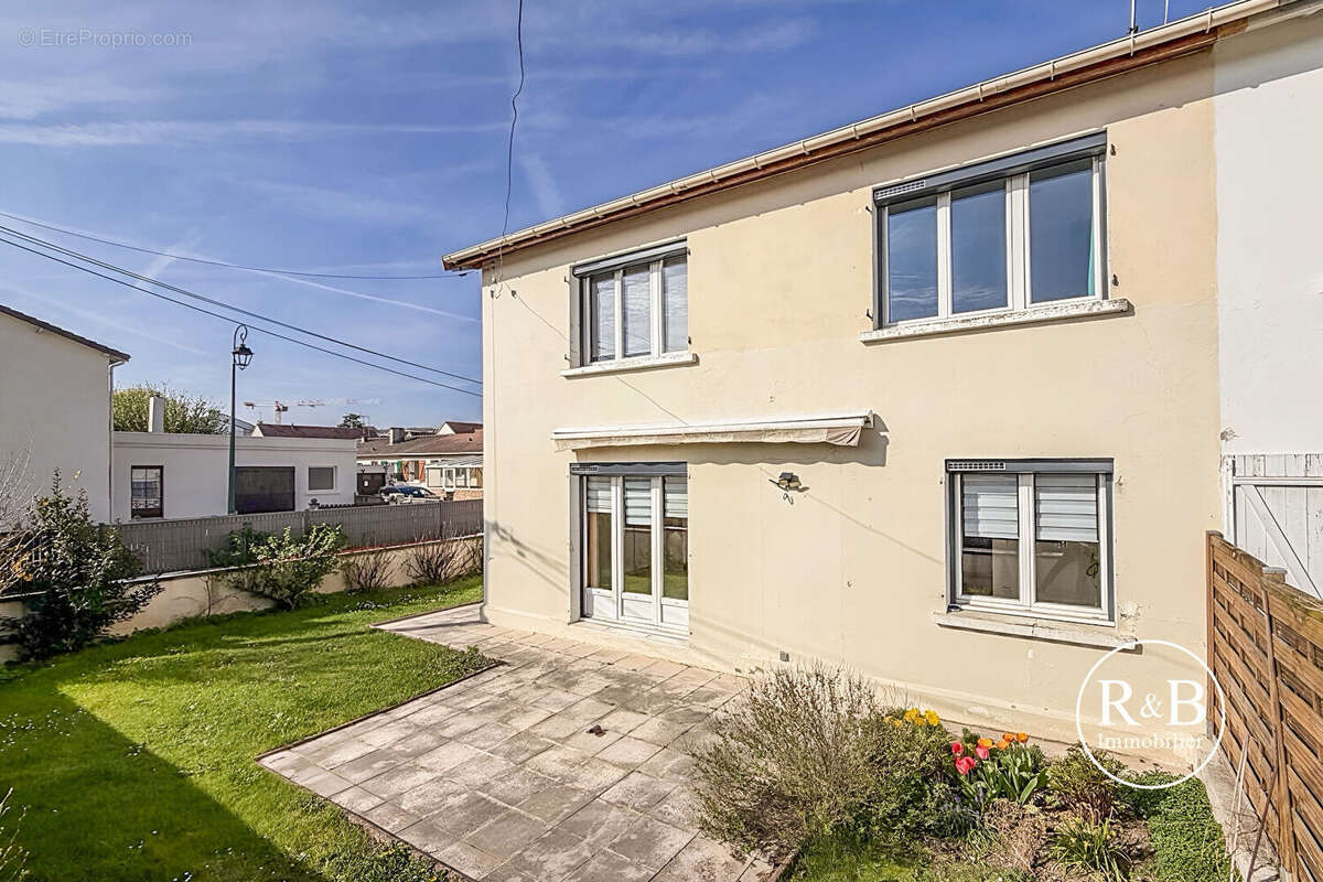 Maison à LES CLAYES-SOUS-BOIS