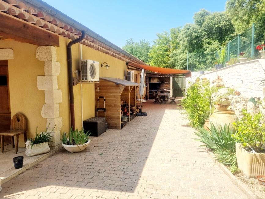 Draguignan villa F6 197m2 piscine garage terrasse 3800m terrain 795000€ crn2373 DPE A - photo 6