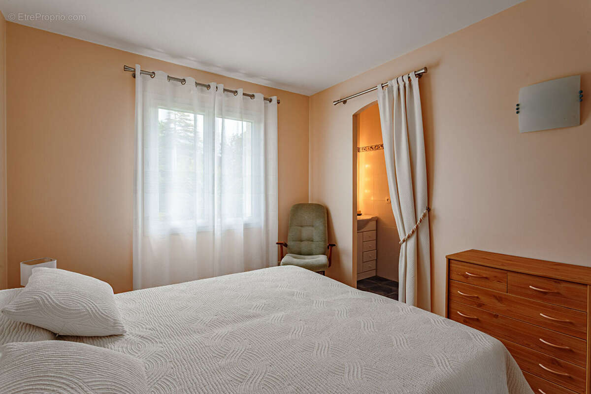 Saubrigues : Maison de plain-pied avec piscine sur 1.500 m² de terrain - photo 12