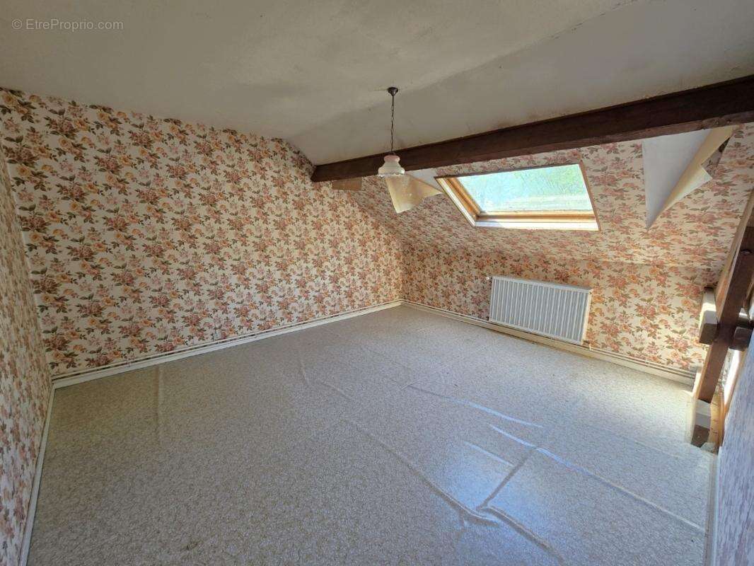 HIRSON (02) -  Vente maison avec 2 chambres , grenier aménageable, terrasse et terrain  - photo 5