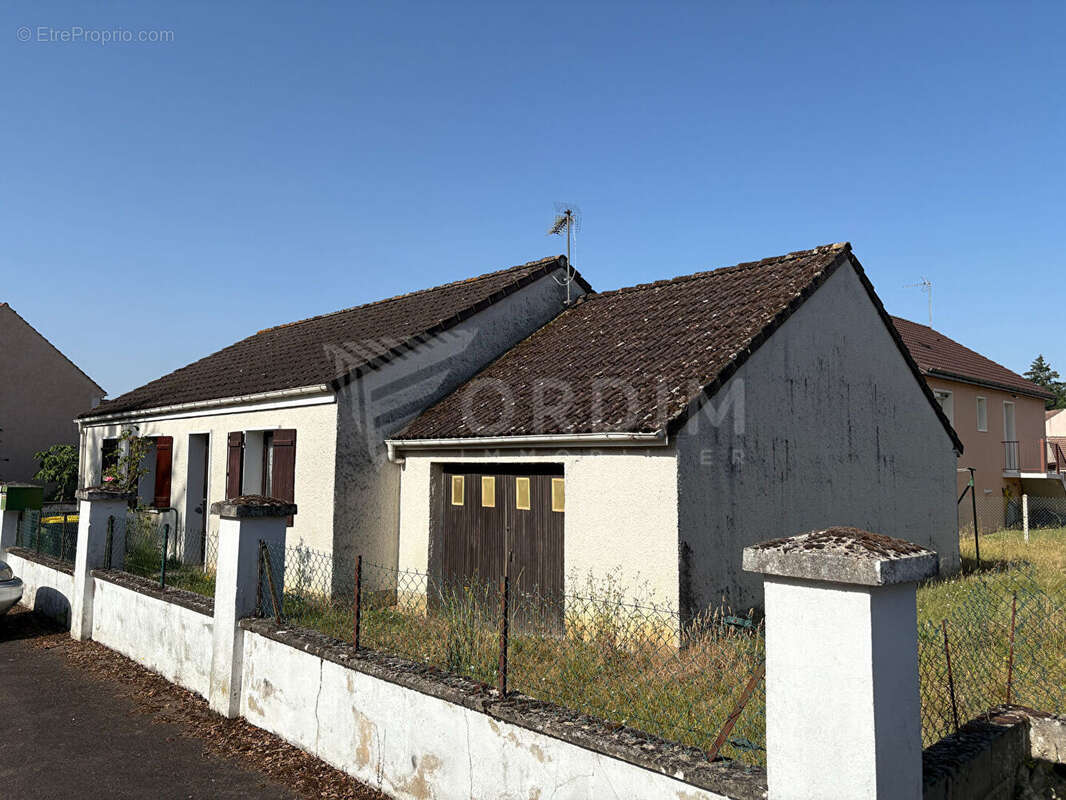 Maison à MONETEAU