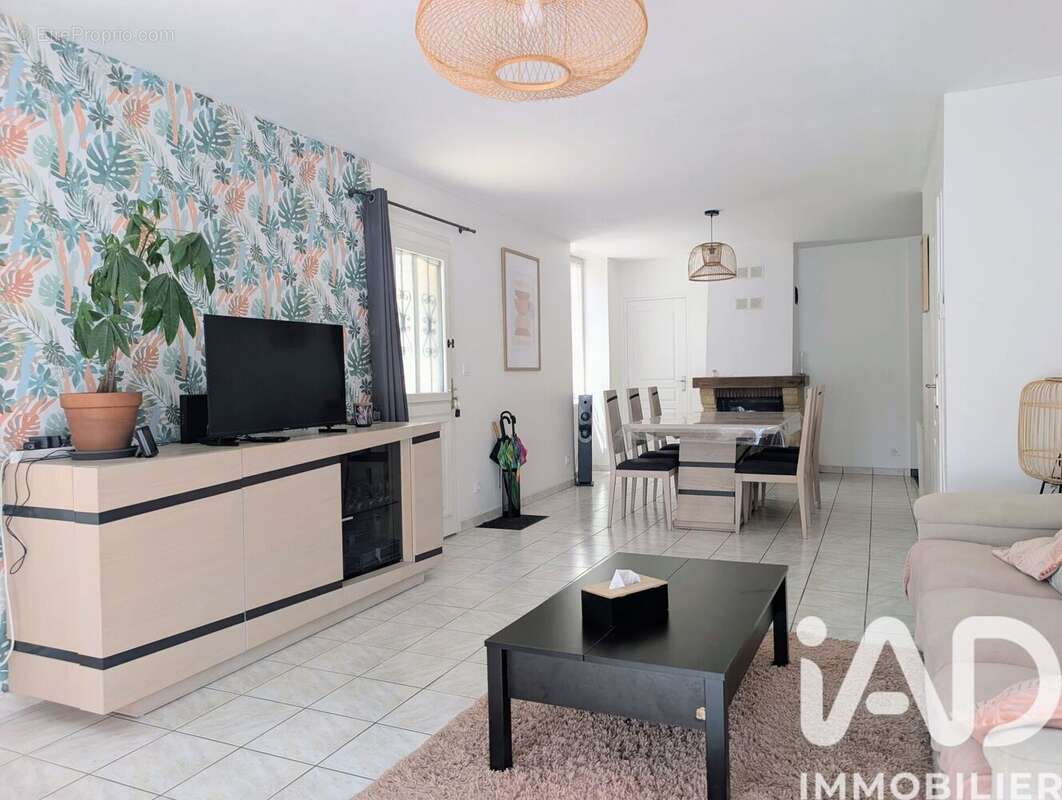 Maison 107 m² à Le Gua  - photo 2