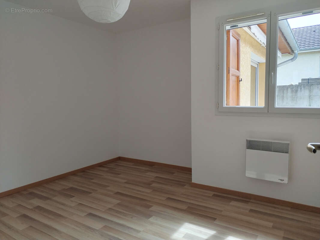 Maison à SAINT-CLAIR-DE-LA-TOUR