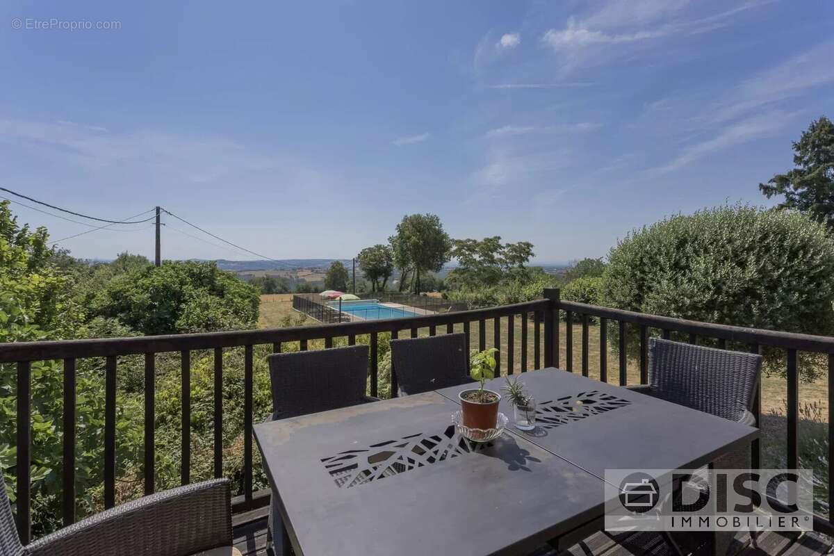 Corps de ferme rénovée avec spacieux gîte indépendant, dépendance, piscine et superbes vues. - photo 9