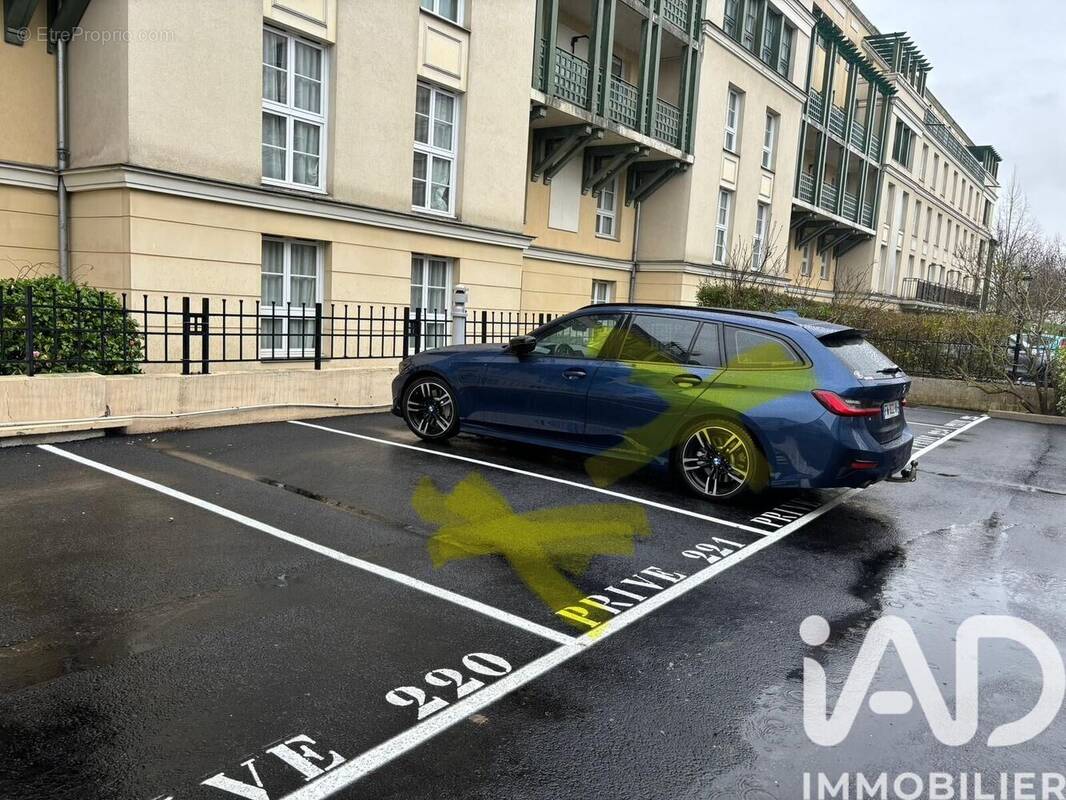 Photo 1 - Parking à SERRIS