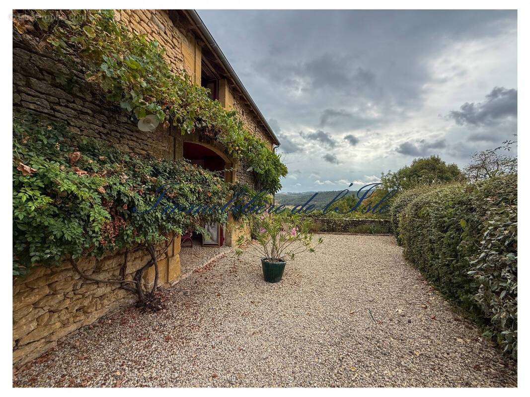 Maison à SAINT-LEON-SUR-VEZERE