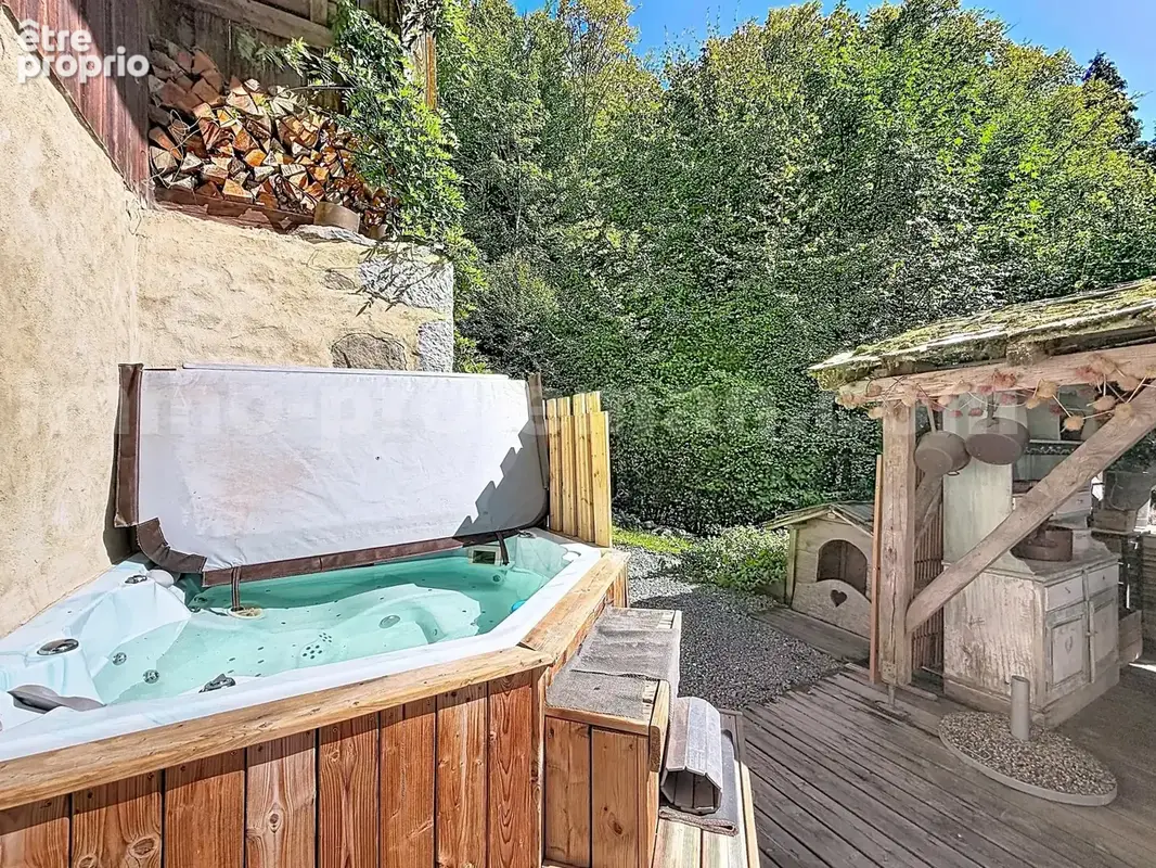 Appartement_T7_Araches_la_frasse_les_carroz_terrasse_balcon_belle_superficie_proche_prox_frontière_Suisse_direction_GENEVE_autoroutes_investissement_locatif_vente_vue_séjour_cuisine_ouverte_calme_nature