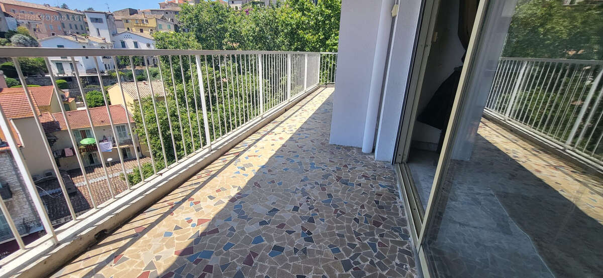 A VENDRE - Appartement 3 pièces   Dernier étage avec ascenseur   Centre-ville de Cagnes-sur-Mer - photo 2
