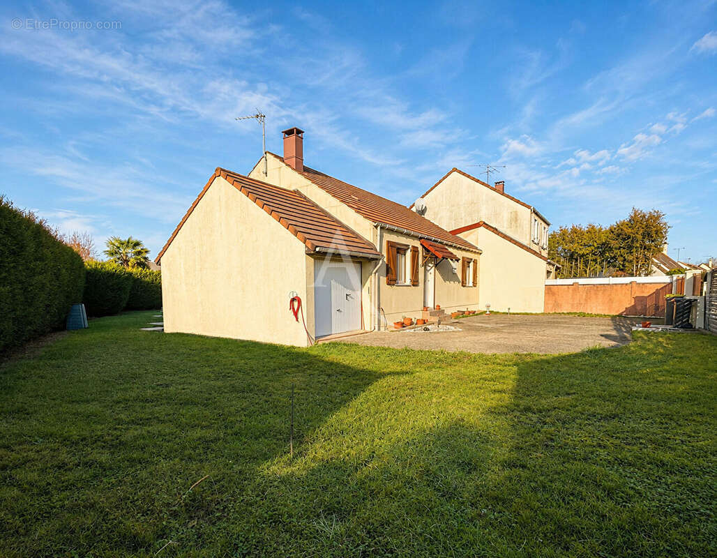 Maison à CHEVRY-COSSIGNY