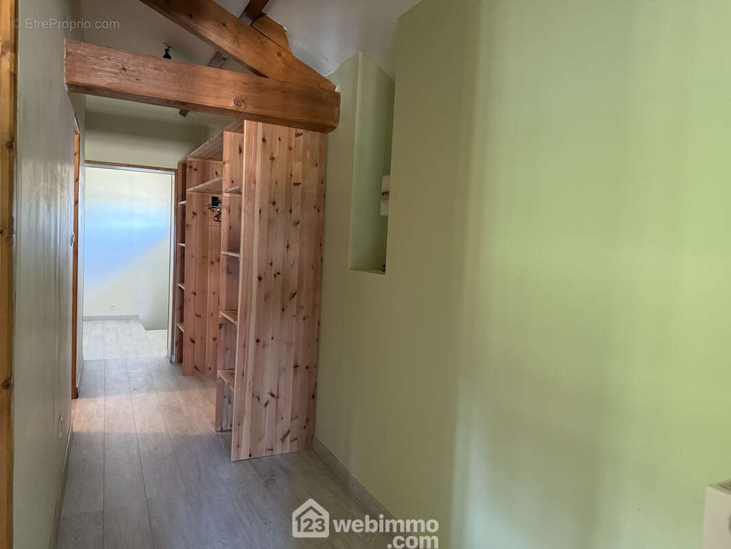 Au-delà du palier, un couloir dessert : - Maison à SAINT-CLAIR