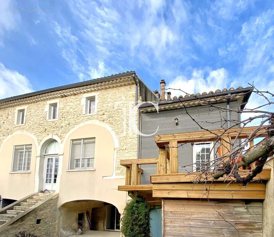 Maison à SAINT-JEAN-DE-MARUEJOLS-ET-AVEJAN