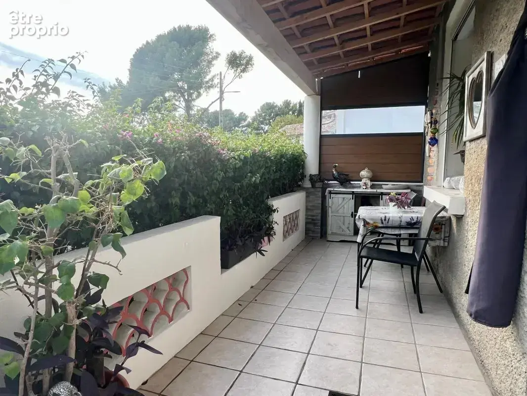 À Vendre Maison indépendante rénovée – 3 logements – Garage, piscine et stationnements – Toulon Ouest les Routes - photo 17